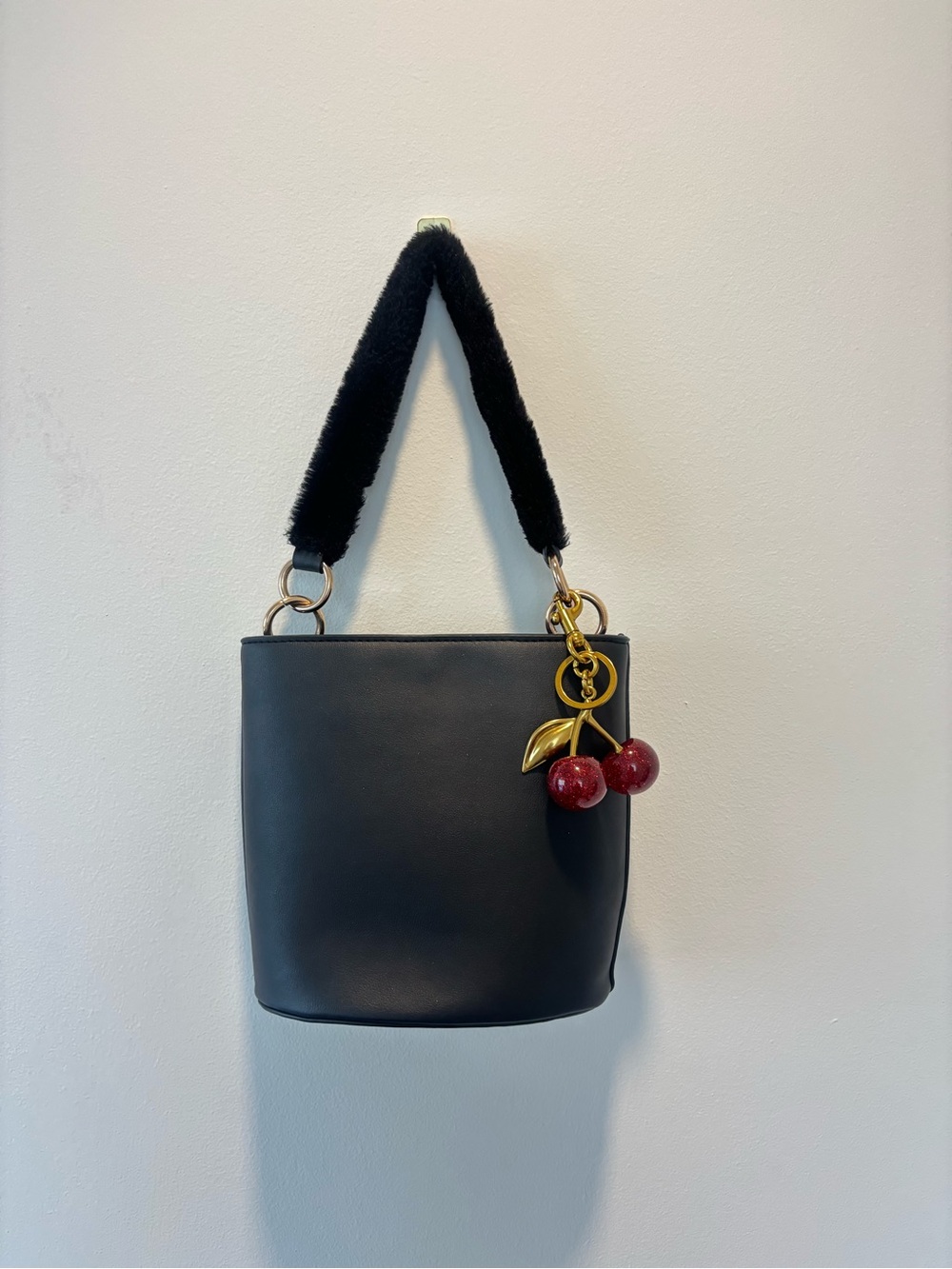 Black Women’s Leather Bucket Bag